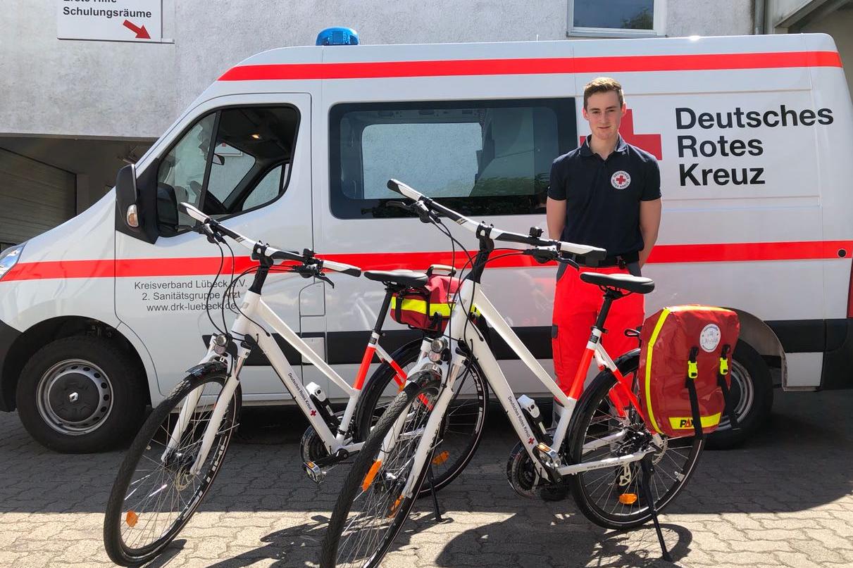 © F.Cordts, Fahrradstaffel ein jünger Mann mit zwei Fahrrädern