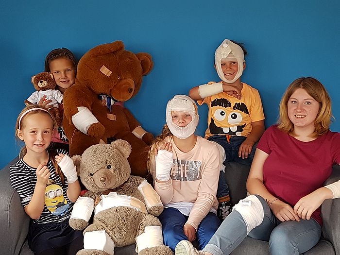 Teddy Braucht Hilfe 02 Kinder mit Pfastern sitzend