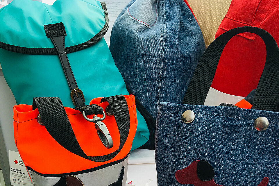eine kleine Auswahl an Taschen aus wiederverwerteten Stoffen