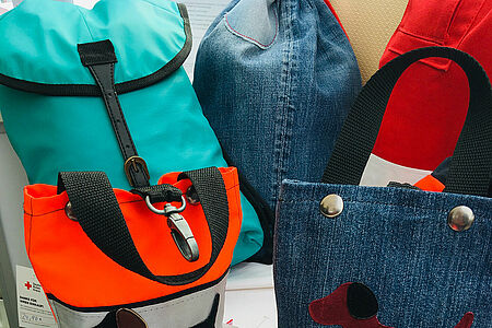 eine kleine Auswahl an Taschen aus wiederverwerteten Stoffen